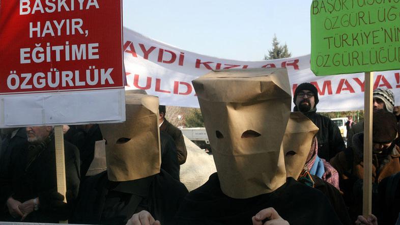 Predlagana sprememba zakona je pri obeh straneh izvabila stroge reakcije. Na pla