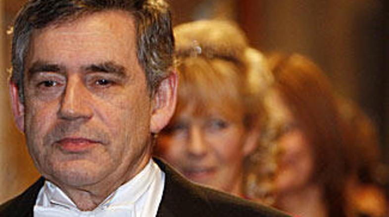 Brown je povedal, da bo k ostrejšim sankcijam pozval tudi EU in Združene narode.