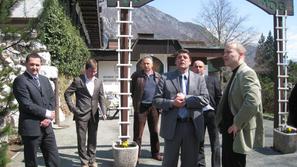 Gospodarski minister Matej Lahovnik si je med včerajšnjim obiskom Bohinja ogleda