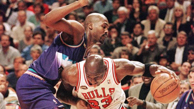 Bryon Russell (Jazz) in Michael Jordan (Bulls) v finalu lige NBA leta 1998.