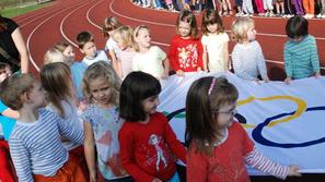 Otroci so na miniolimpijadi spoznavali različne športe in olimpijske simbole.