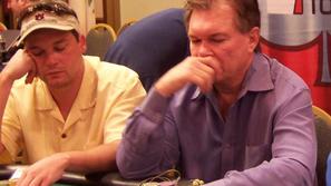 Chris Bell (desni) je osvojil svojo prvo WSOP zapestnico. (Foto: pokerpages.com)