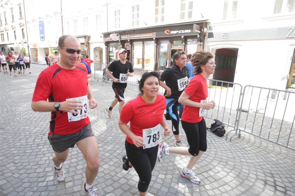 Če želite visokoresolucijsko fotografijo, nam pošljite elektronsko sporočilo na 