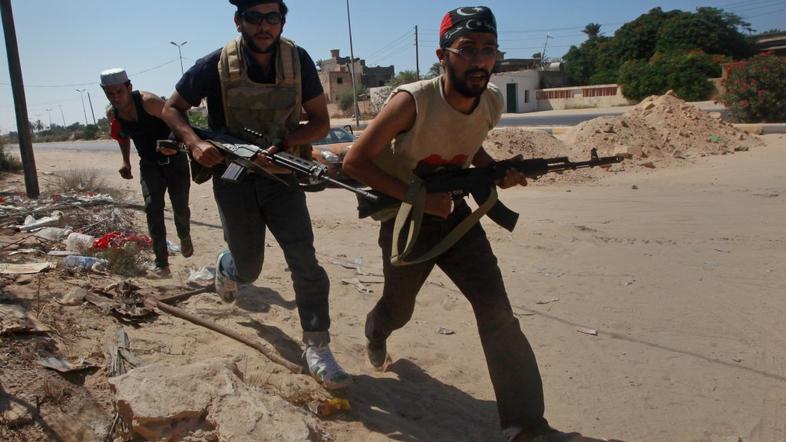 Z zahoda podprti uporniki so pred vrati Tripolija.