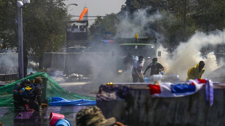Tajska nemiri spopadi protesti policija