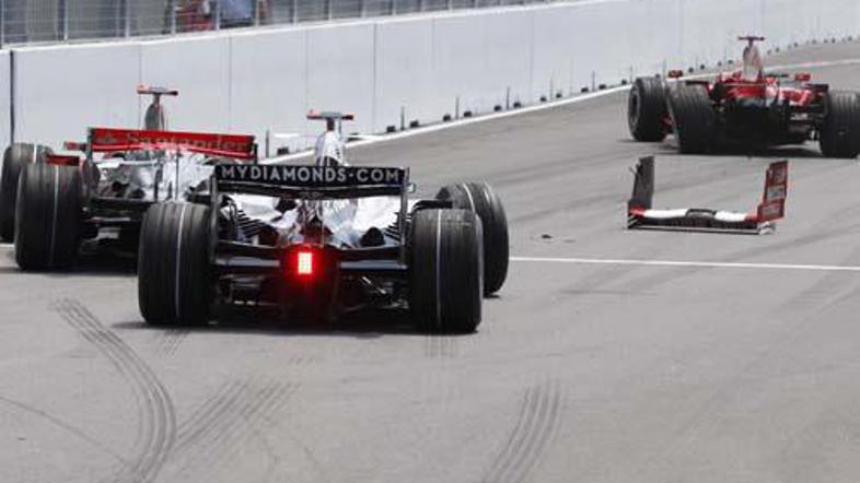 Kimi Räikkönen (Ferrari) je ob izvozu iz boksov ustavil ob rdeči luči, Lewis Ham