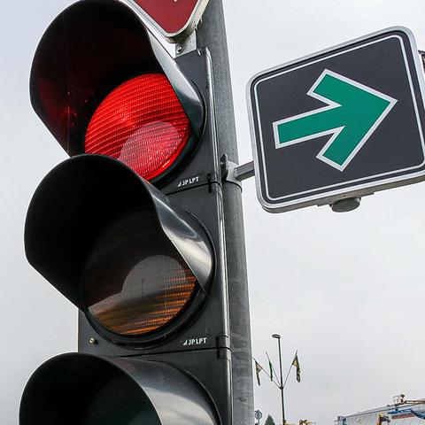 dodatna zelena puščica za zavijanje desno