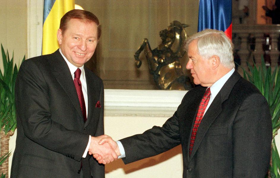 Leonid Kučma in takratni slovenski predsednik Milan Kučan leta 1999. (Foto: Reut