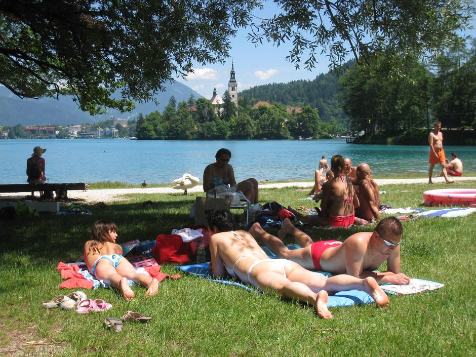 Na Bledu so kopalci že odprli poletno sezono, saj ima Blejsko jezero 21 stopinj  | Avtor: Žurnal24 main