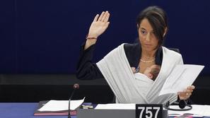 V Evropskem parlamentu je glasovanje iz naročja takole spremljal tudi otrok ital