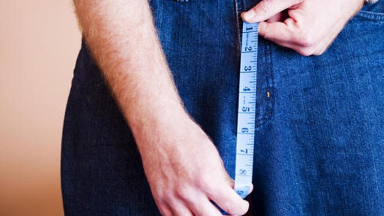 Povprečen penis meri dobrih 13 centimetrov. Erektiran seveda.
