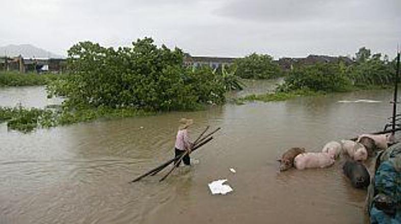 Skupno naj bi pred poplavami preselili 1,27 milijona ljudi.