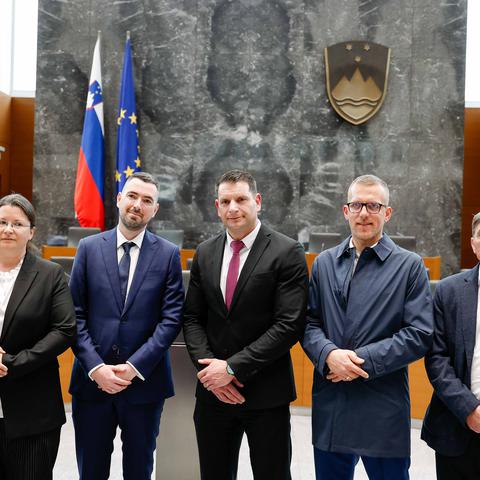 Poslanci, Resnica, Zoran Stevanović