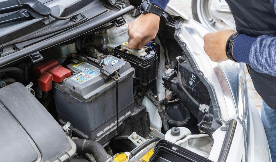 Lahko akumulator odklopite za dalj časa?