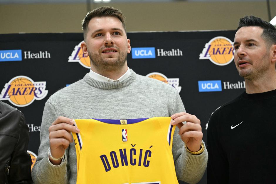 Luka Dončić pozira z novim dresom, dresom Lakersov | Avtor: Profimedia