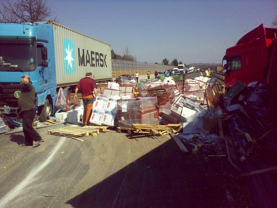 primorka, nesreča, tovornjak, razsut tovor