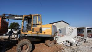 Rušenje črnih gradenj na Viru