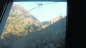 Po oceni policije je škode na poslovni stavbi Lafarge Cementa za okoli dva tisoč