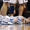 Kirilenko je po grobem prekršku Nowitzkega obležal na tleh.