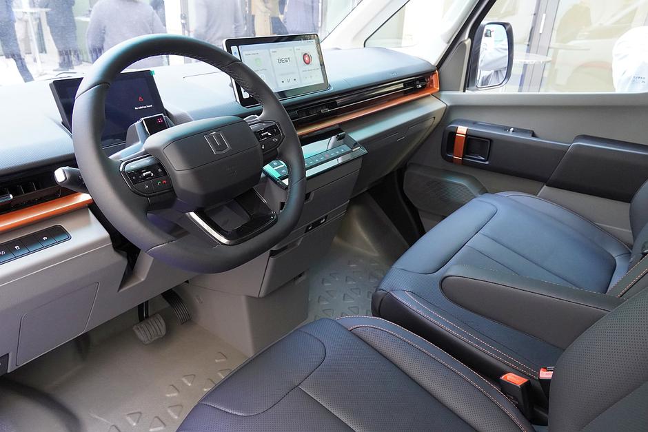 farizin V6E in farizon SV | Avtor: Matija_Janežič