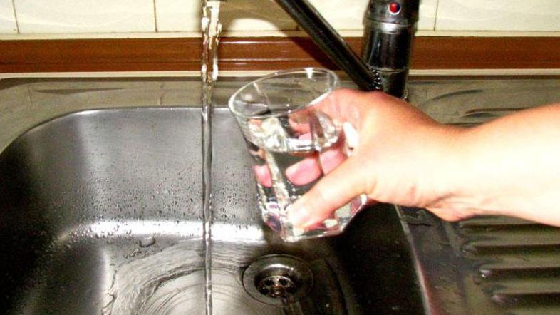 60-letna ženska je prosila za vodo, s namesto nje od starejše ženske vzela 250 e