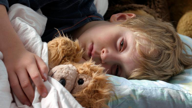 Bolan otrok, otrok v postelji