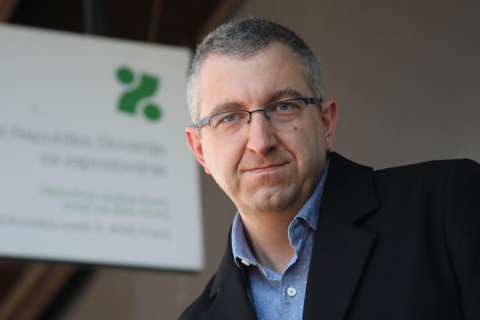 Uroš Kopavnik pred Zavodom za zaposlovanje | Avtor: Gorazd Kavčič
