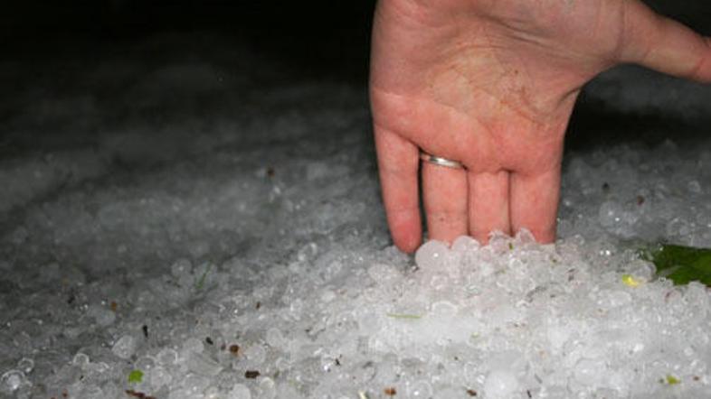 V Šmartnem ob Paki je padala tako velika toča. Več fotografij si oglejte v fotog