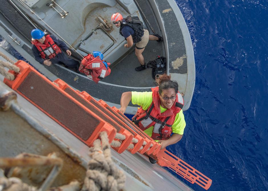 reševalna akcija ameriška mornarica ujeti na morju | Avtor: US Navy