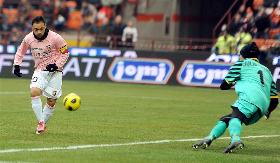 Fabrizio Miccoli Julio Cesar ol zadetek strel