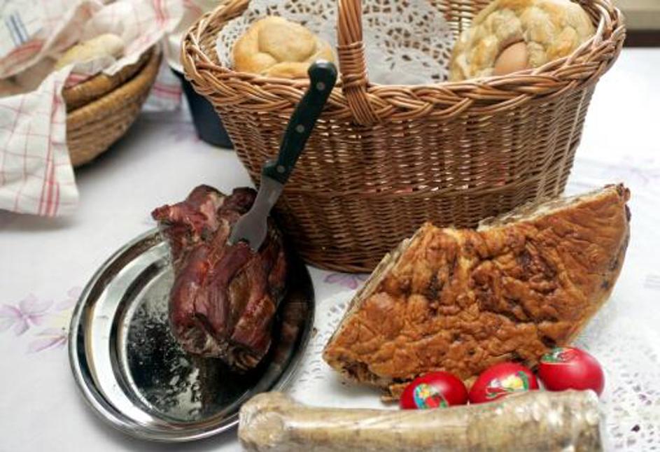 Na ta dan se pripravijo velikonočne jedi, med katerimi so poleg pirhov tudi šunk