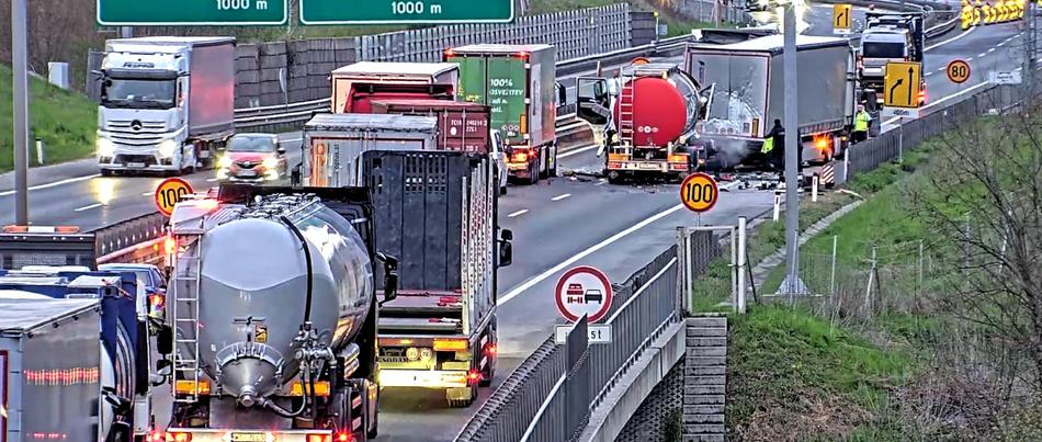 prometna nesreča med Zrkovsko in Dragučovo proti Šentilju nalet tovornjakov