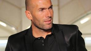Zidane se na Mourinhovo željo seli bliže igrišča, bolje rečeno: kar na klop! (Fo