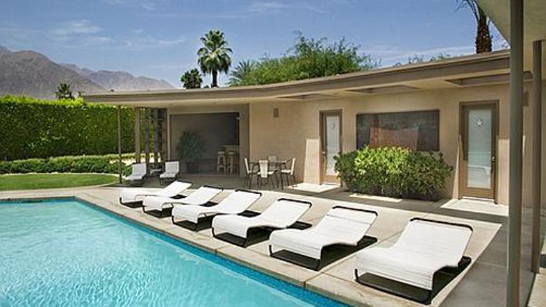 V suhem Palm Springsu ima skoraj vsaka hiša bazen. Sinatra je hotel, da je njego