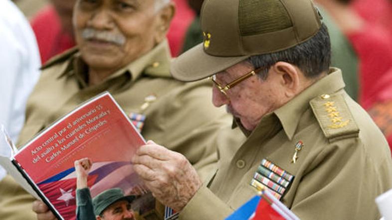 Juan Almeida Bosque (levo) in kubanski voditelj Raul Castro (desno).