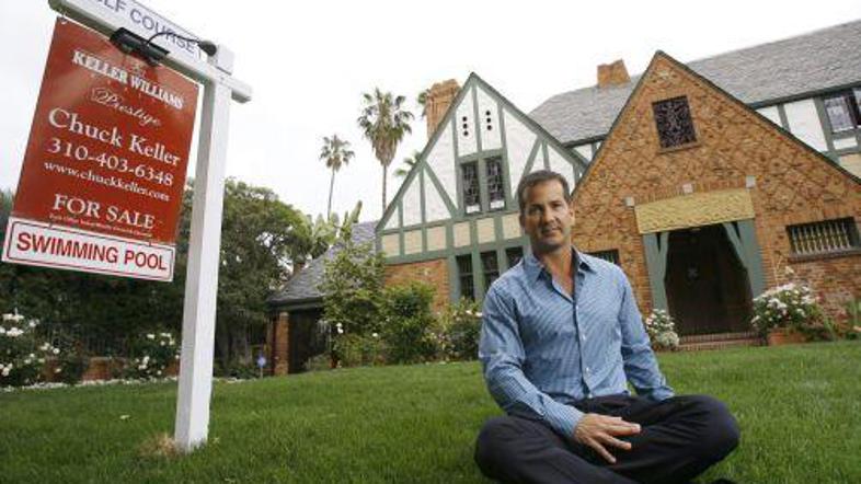 Posrednik pred hišo v Los Angelesu sedi pred hišo brez kupca.
