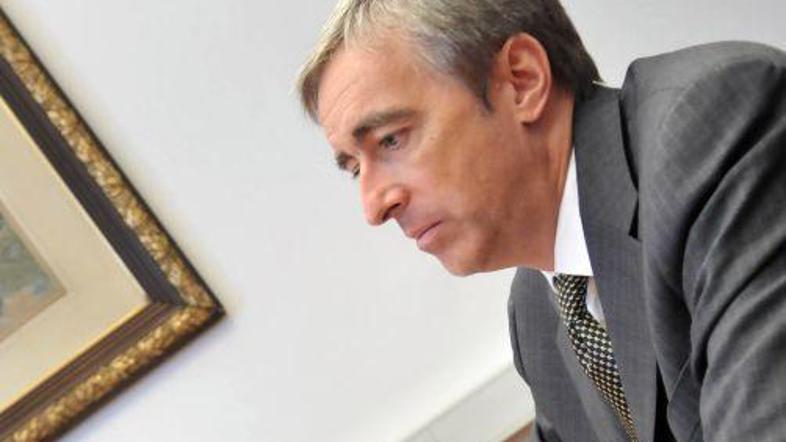 Minister Zalar je prepričan, da bi več denarnih kazni namesto krajših zapornih k