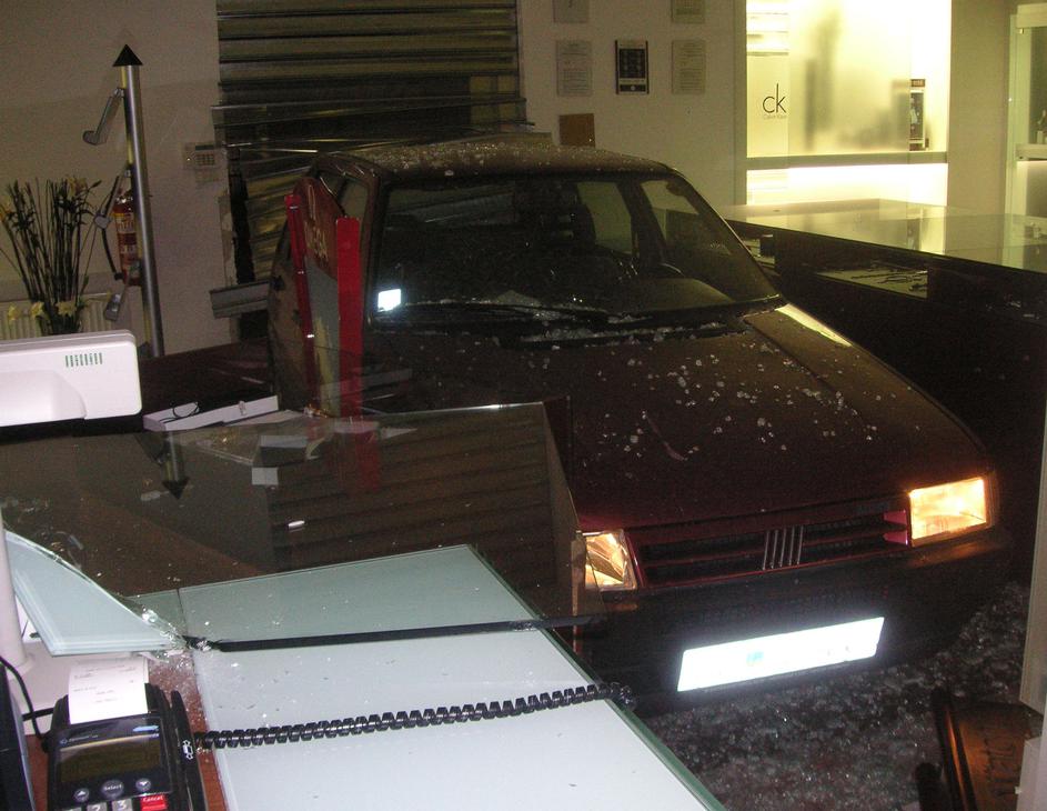 Trgovina z urami na Jurčičevi 8 v Mariboru po vlomu