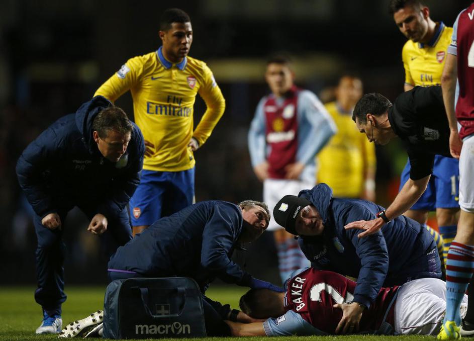 Nathan Baker poškodba Aston Villa Arsenal