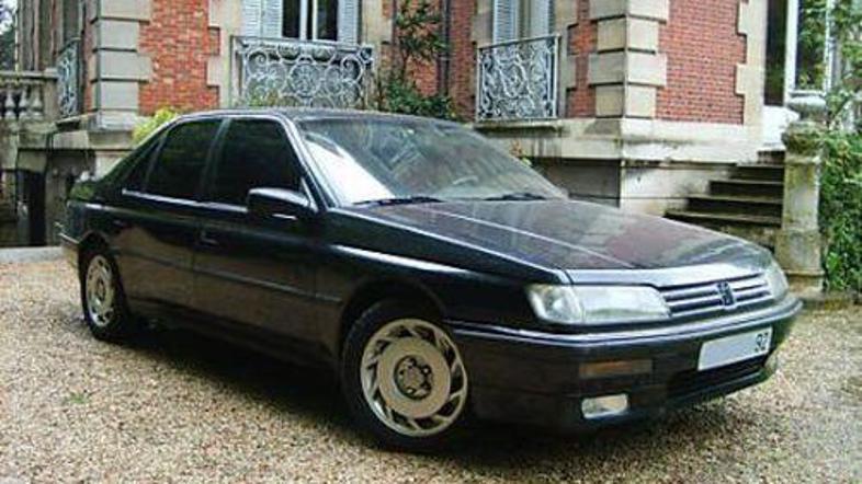 Le Pen se je za prodajo službenega vozila odločil, da bi zmanjšal breme dolgov.