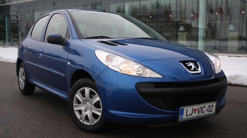 Konkretno prenovljen nos in zadnje luči poskrbijo za privlačen videz, mnogo težj