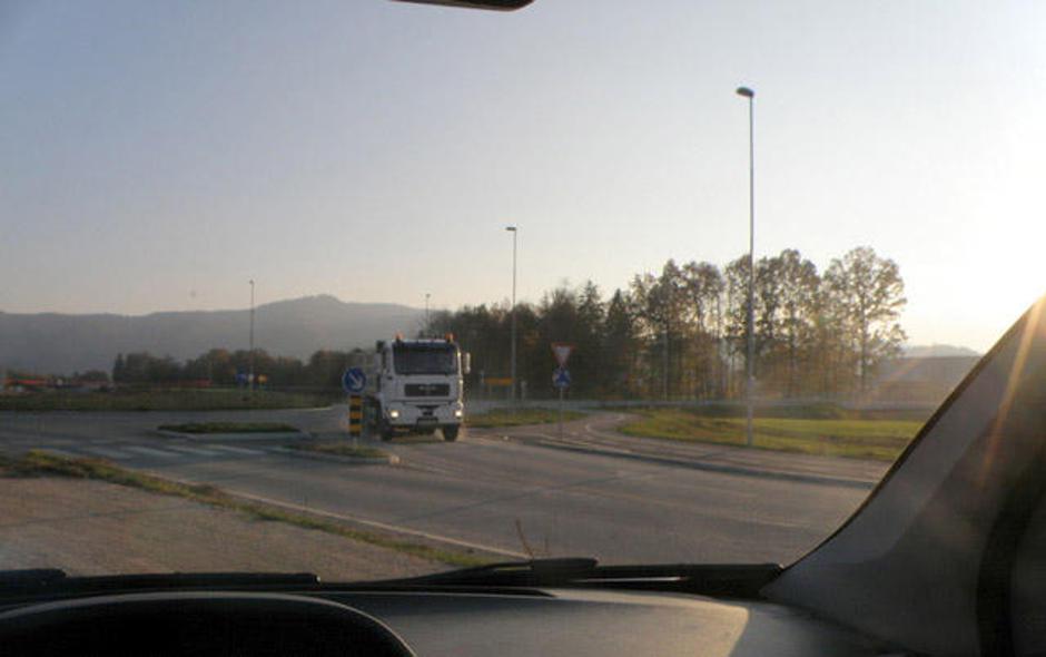 Podivjani vozniki kršijo vsa mogoÄa cestna pravila, skozi kroÅ¾išÄe vozijo v n | Avtor: Žurnal24 main