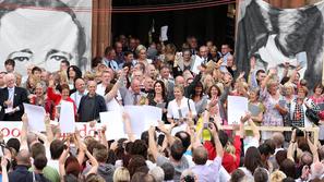 Veselje množice ob objavi Savillovega poročila. (Foto: Reuters)