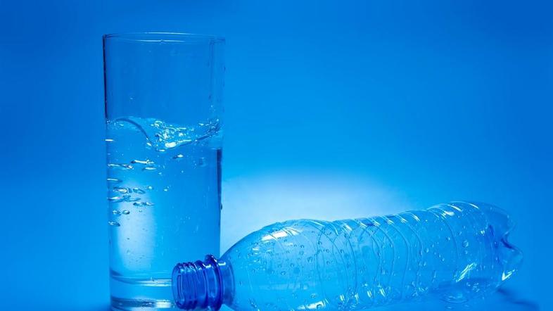 Poslanci bodo spet lahko pili vodo iz vodomatov. (Foto: Shutterstock)