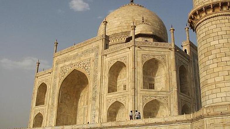 Dragulj Tadž Mahala je bela marmorna grobnica, ki jo zaključuje velika kupola, k