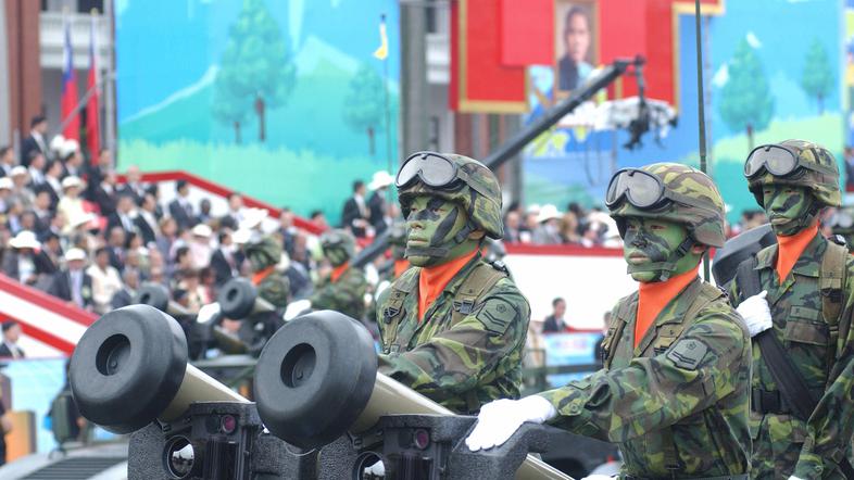 Kitajska se je ostro odzvala in posvarila, da bo ta poteza še poslabšala že tako