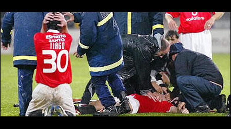 Smrti na nogometnih igriščih so vse pogostejše, a kake rešitve za zdaj še ni na 