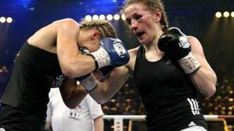 Obe boksarki sta bili po dvoboju videti, kot da ju je povozil tovornjak. Ramona 