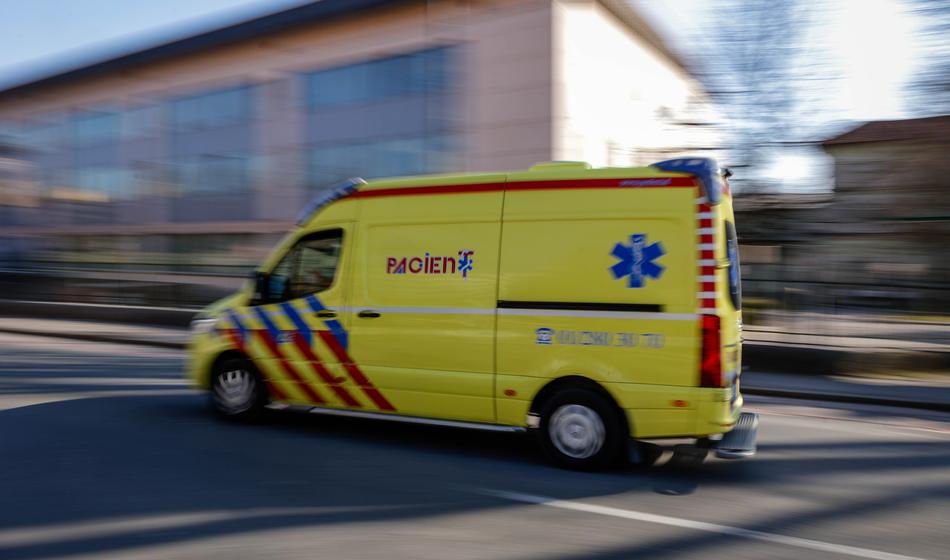 Padec z višine terjal življenje 71‑letnega krovca