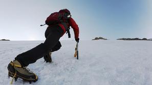 V zimskih razmerah v gore ne hodite brez vse nujno potrebne opreme. (Foto: Istoc